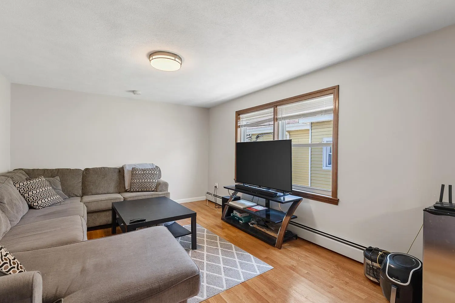 3 bed, 1100 sqft, $3,400 — Photo 4
