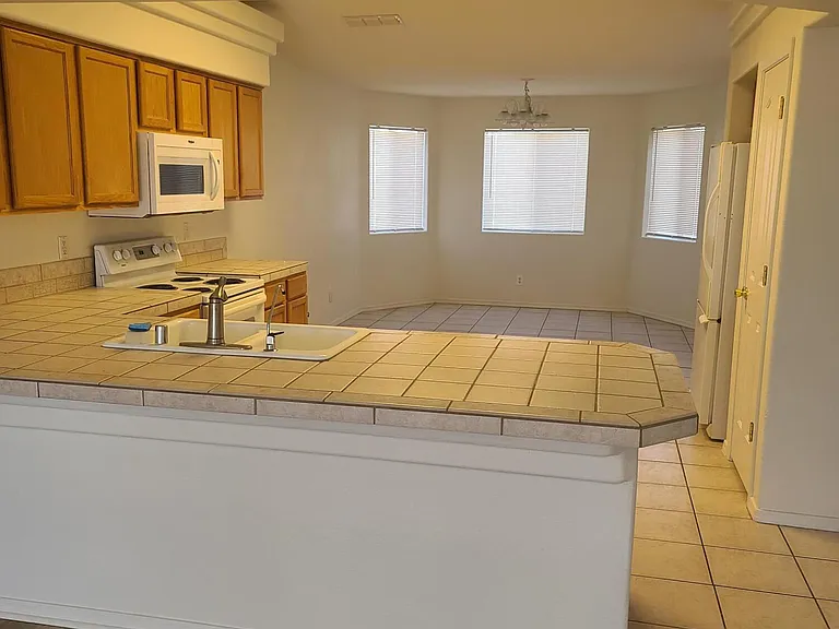 2700 Inca Dr — Photo 6