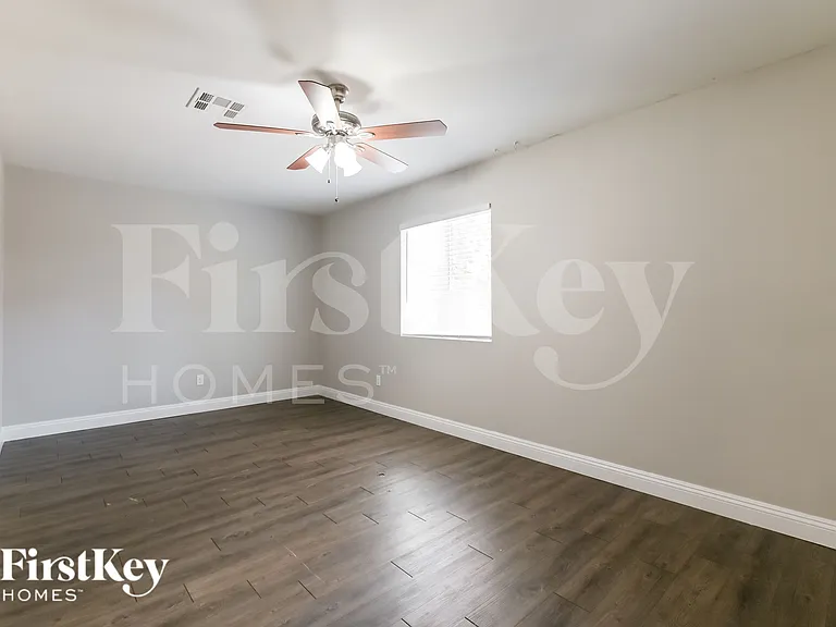 1742 La Cruz Dr — Photo 3