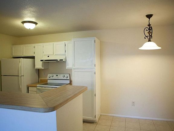 Kitchen & Dining Area