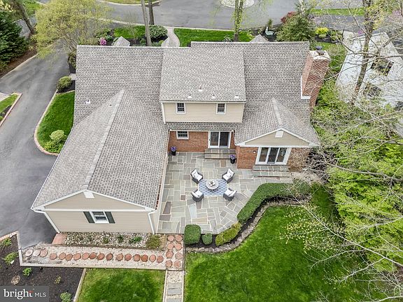 3rd image of 1005 Kensington Ln