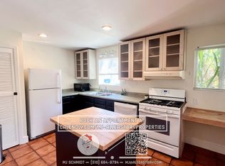 Garden oasis 2 bedroom with wrap around yard walking distance to UC Berkeley Campus!, Berkeley, CA 94702