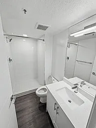 5733 Cambie St — Photo 2