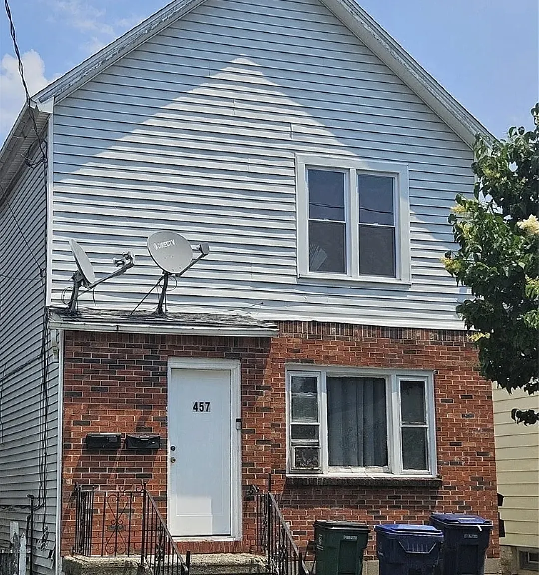 3 bed, 735 sqft, $1,200 — Photo 1