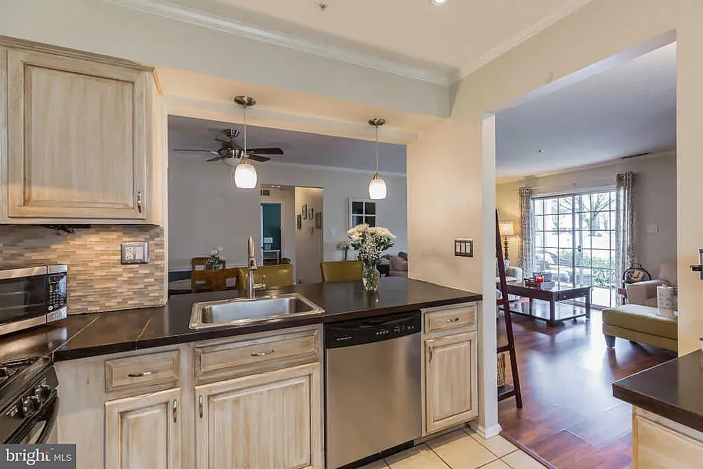 2 bed, 944 sqft, $2,350 — Photo 2