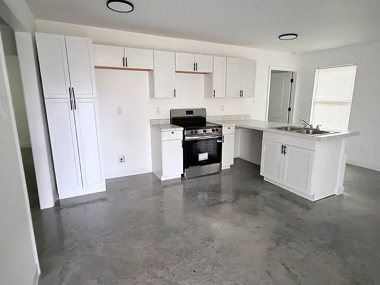 1373 S Cooper St — Photo 2