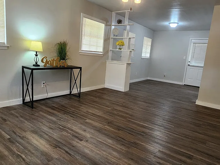 1124 Wright St — Photo 6