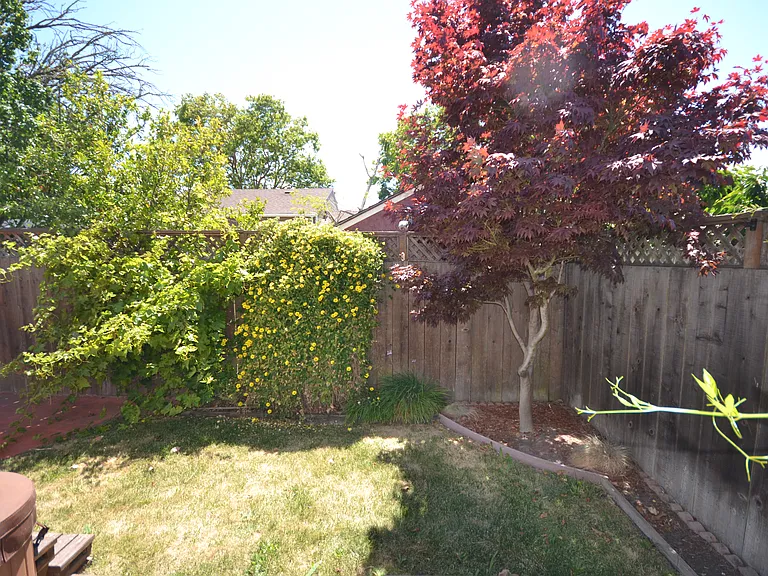345 N Fremont St — Photo 20