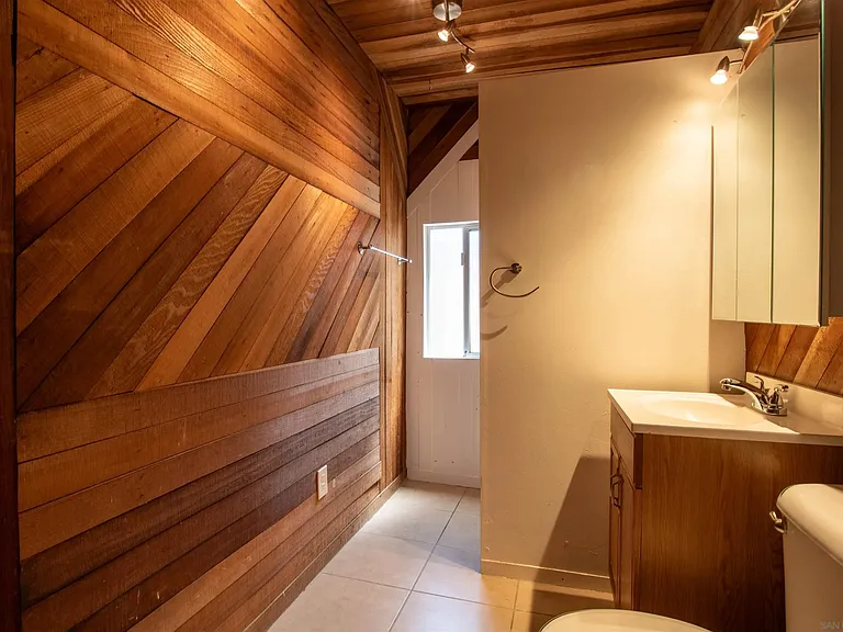 2208 Dwight St — Photo 20