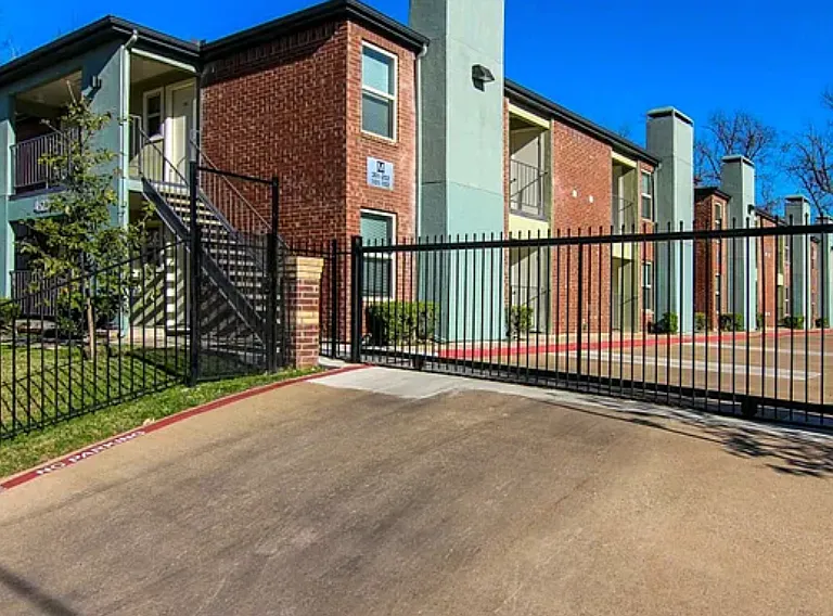 Monarch Place — Photo 1