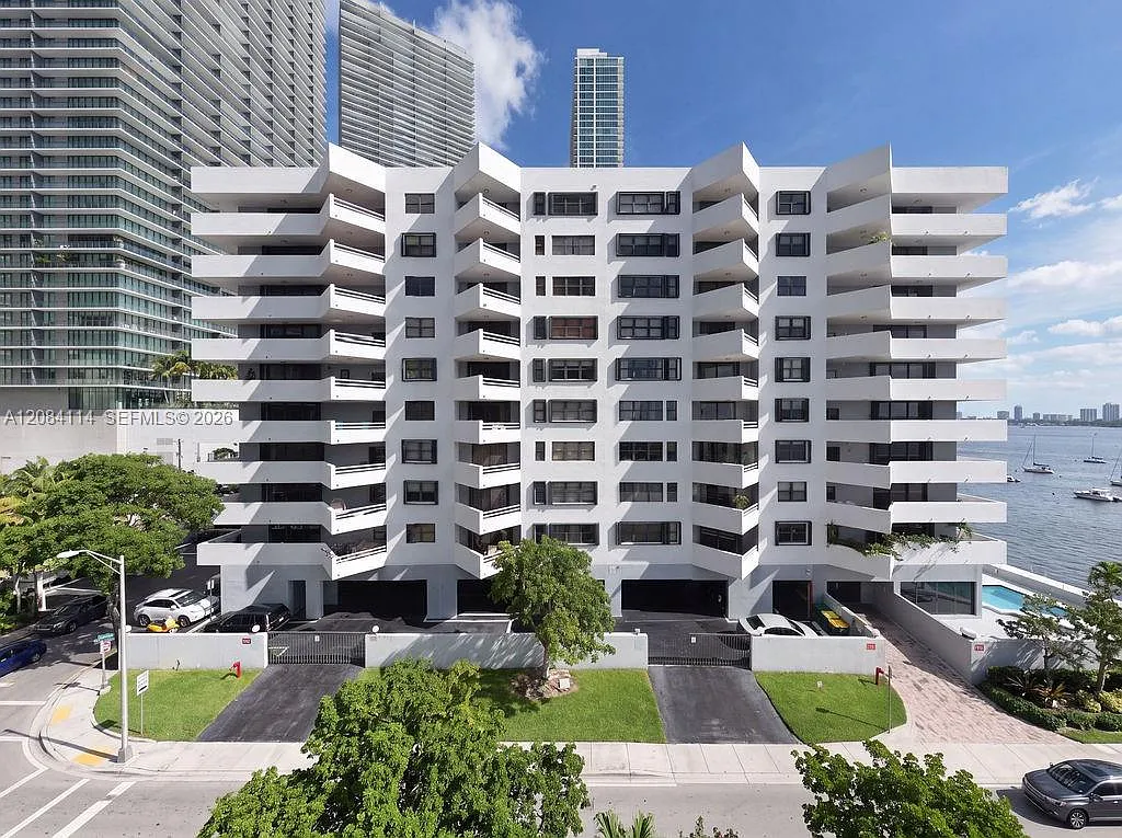 Bayview Tower Condo — Photo 1