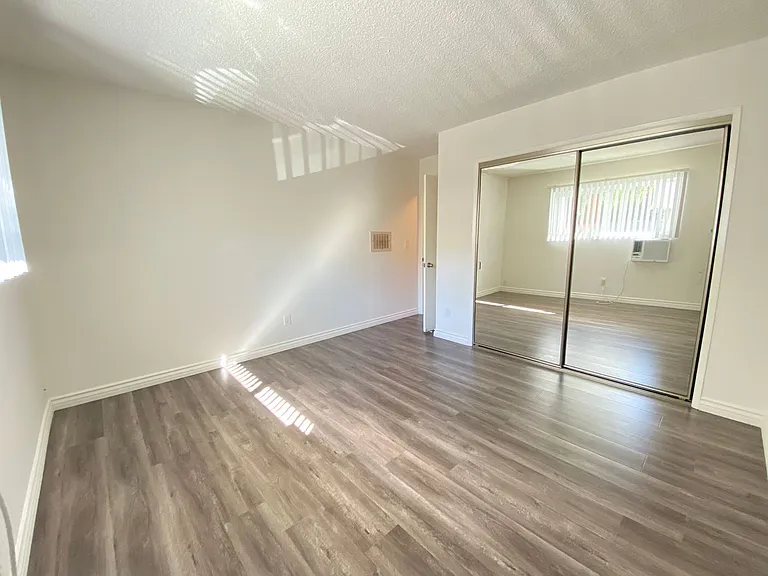 3723 Mentone — Photo 9