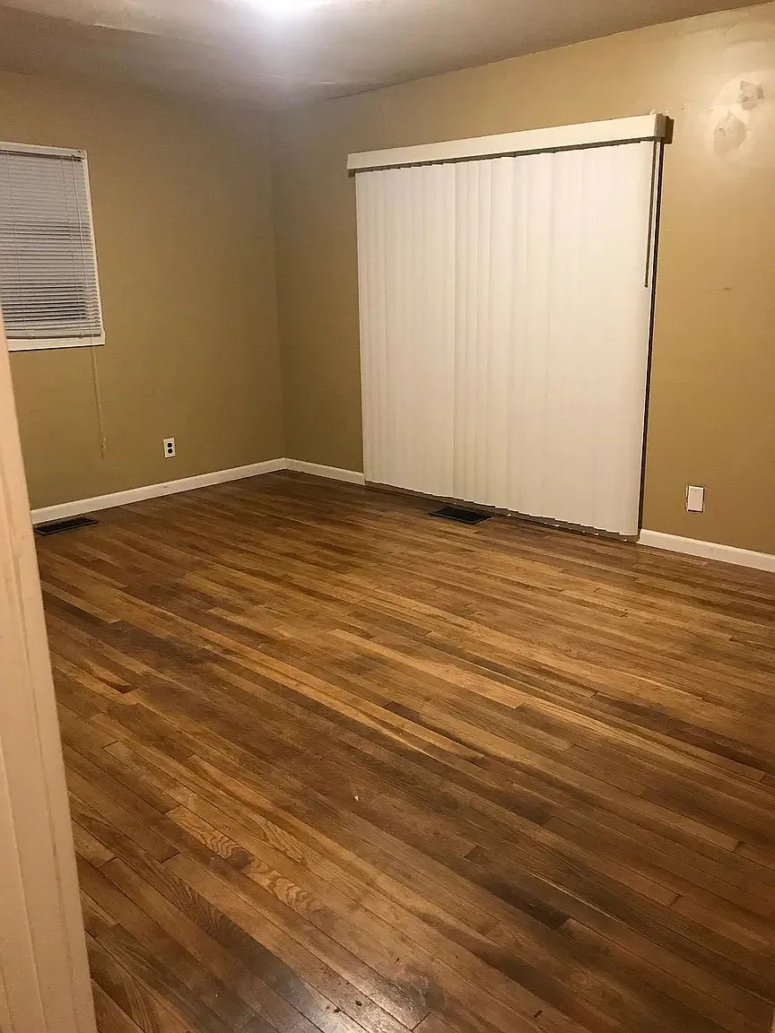 3 bed, 928 sqft, $995 — Photo 2