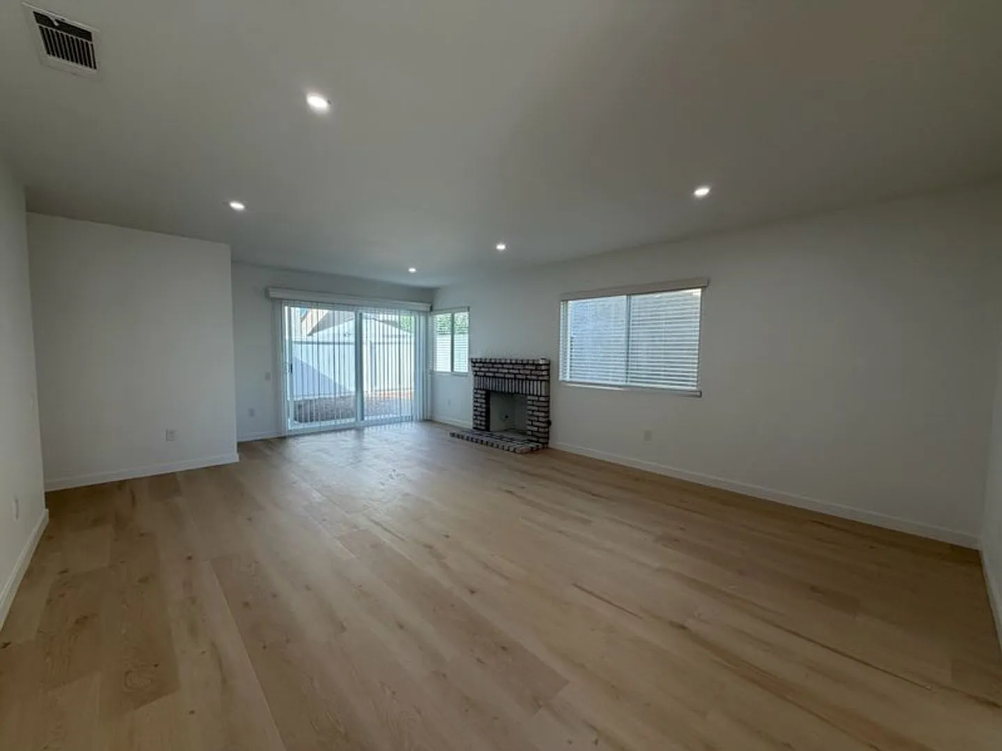Beautiful Single Story 2 Bedroom! — Photo 2