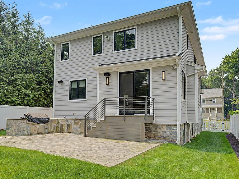 67 Westervelt Pl — Photo 34