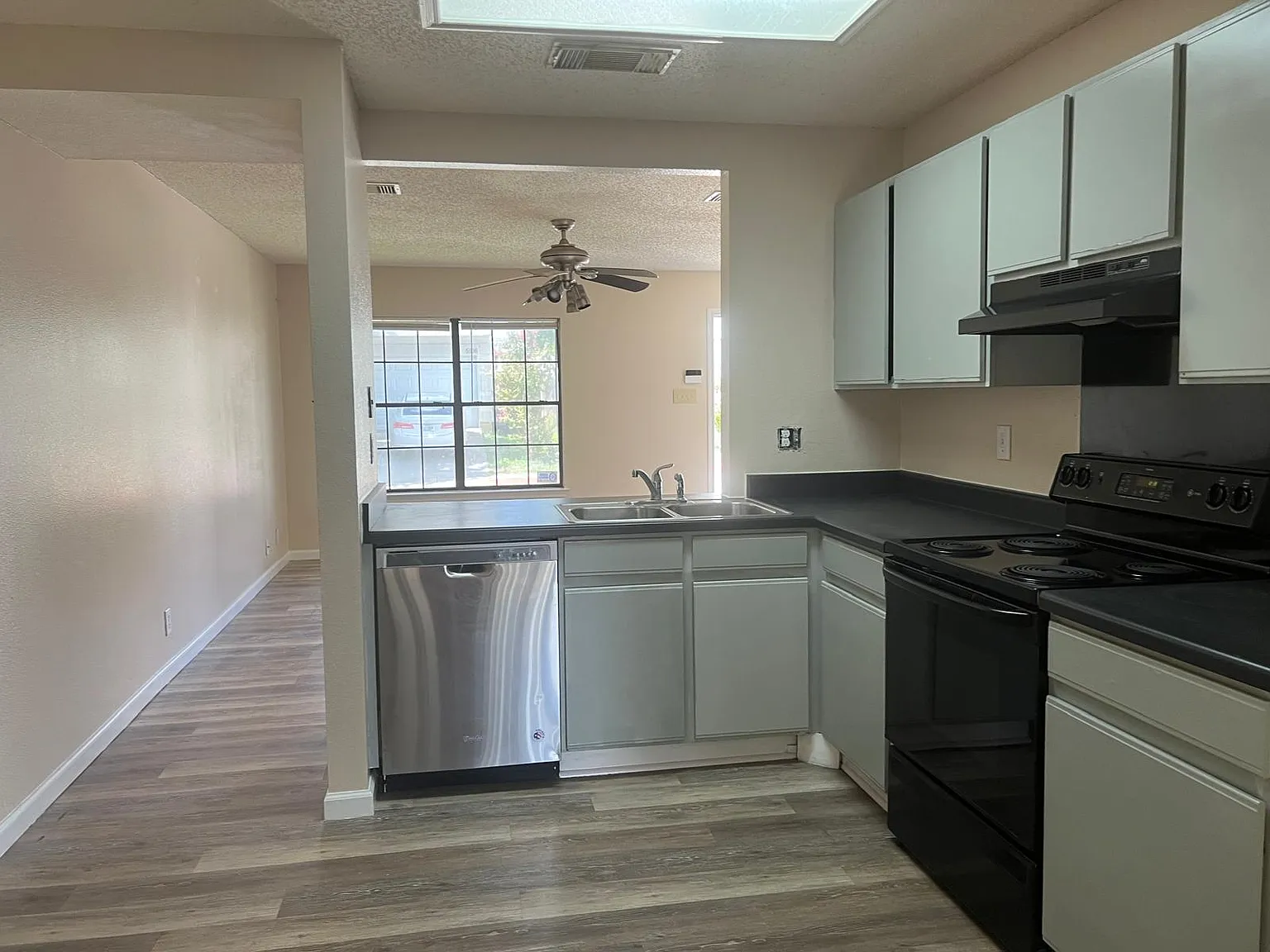 3 bed, 2.5 bath, 1369 sqft, $1,685 — Photo 2