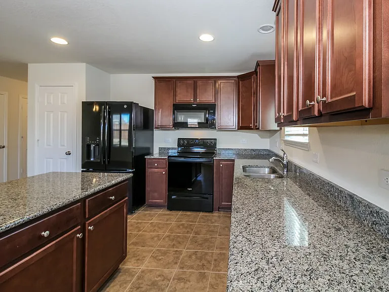1449 Vernon Dr — Photo 9
