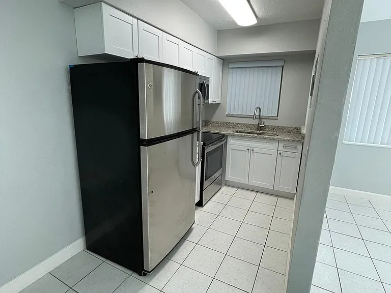 6400 NE 18th Ave #11 — Photo 4