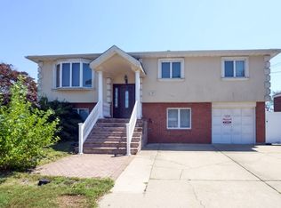 37 Surf Rd, Lindenhurst, NY 11757