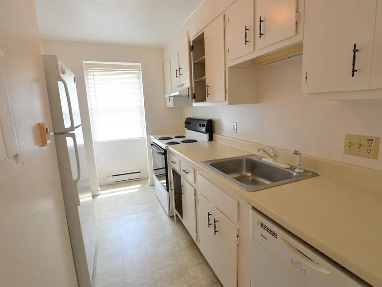 426 Winthrop Dr — Photo 4