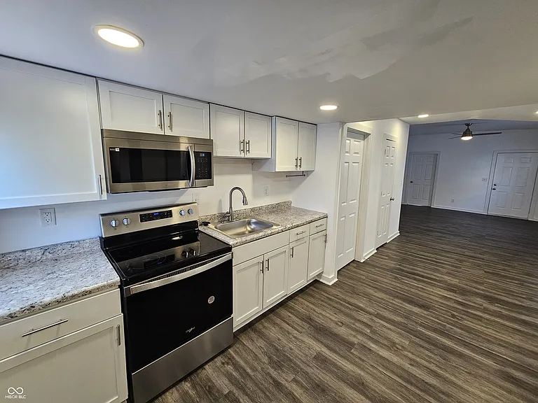 2121 Webb St — Photo 8