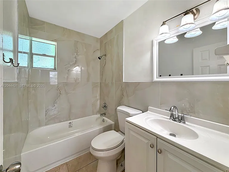 533 NW 15th Way — Photo 11