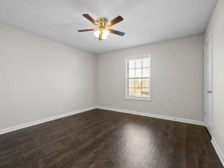 Executive Avenue-249 (x4) — Photo 17