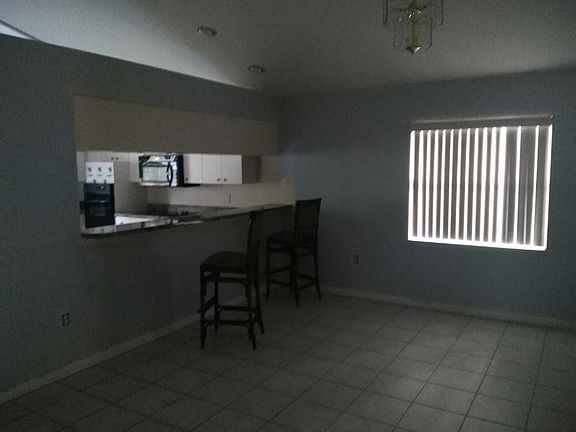 5th image of 3325 W Woodlawn Ave