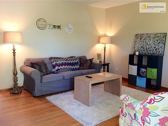 2nd image of 913 NE 113th St