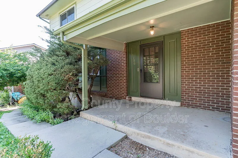 4 bed, 2.5 bath, 2300 sqft, $3,900 — Photo 2