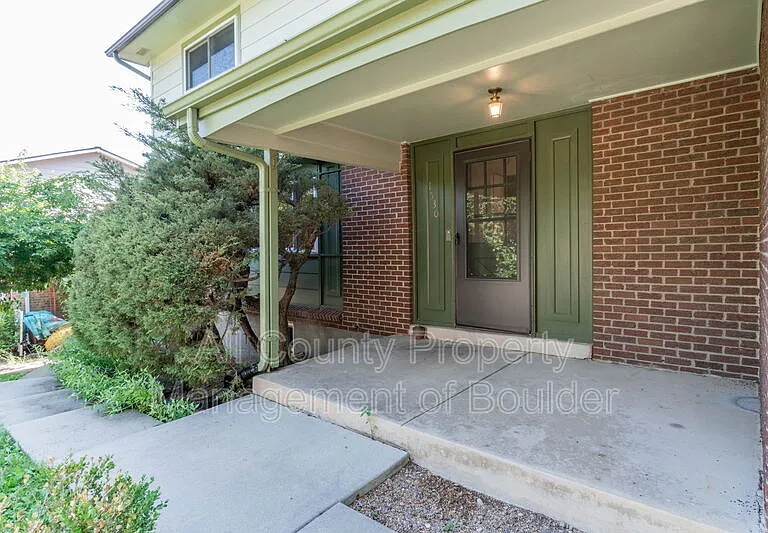 1530 Ithaca Dr — Photo 2