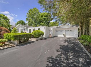 6 Cross Bow Ln, Commack, NY 11725