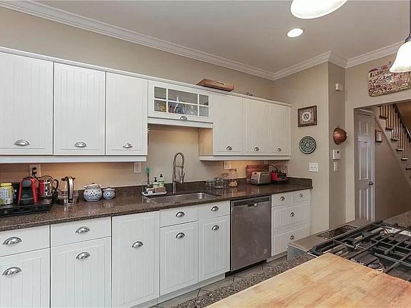 4th image of 428 Westover Ave