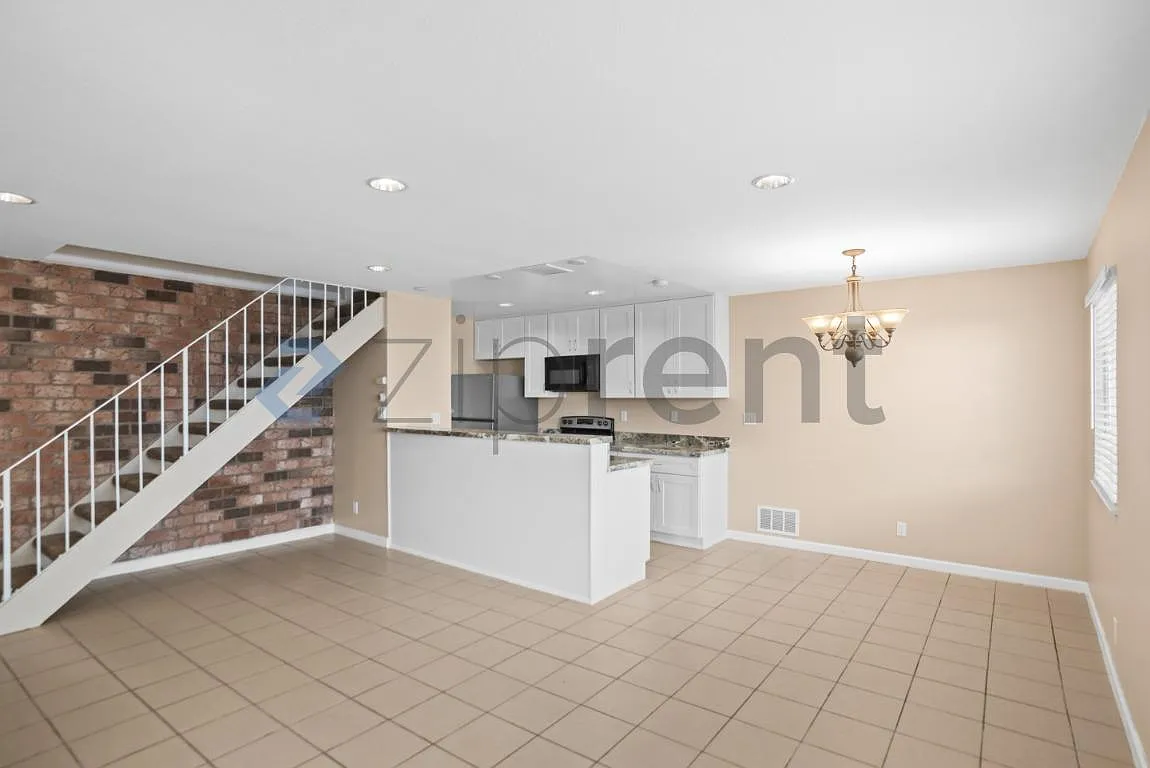 2 bed, 903 sqft, $3,600 — Photo 4