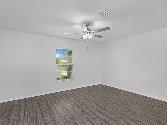 The dining room is ready to host your next diner party