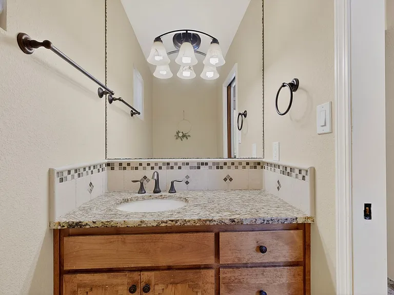 5612 Chelwood Park Blvd NE — Photo 18