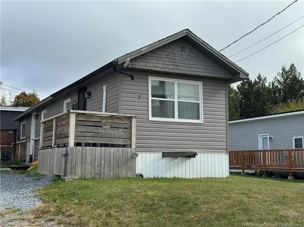 7 1st St, Hampton, NB E5N 5T3