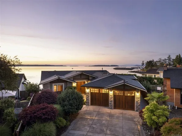 10206 Surfside Pl, Sidney, BC V8L 3R5