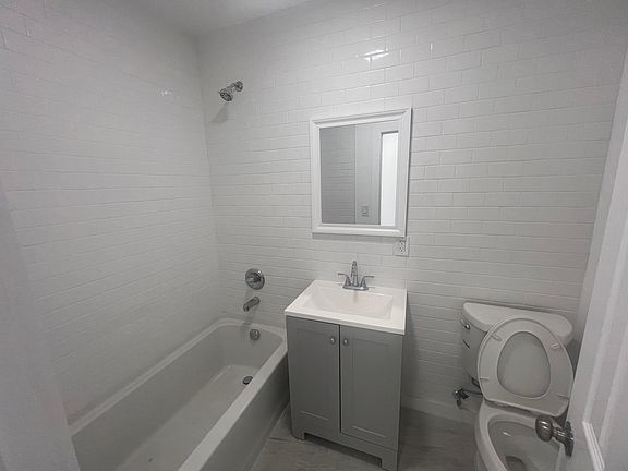 5th image of 913 E 222nd St APT 2R