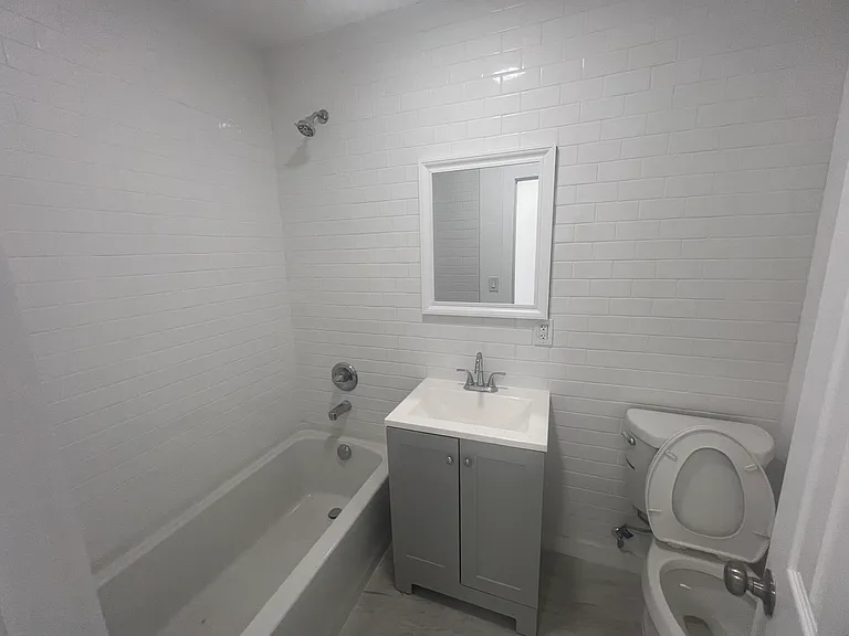 913 E 222nd St — Photo 5