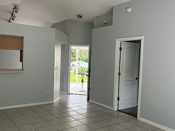 4th image of 2833 Hardenbergh Ln