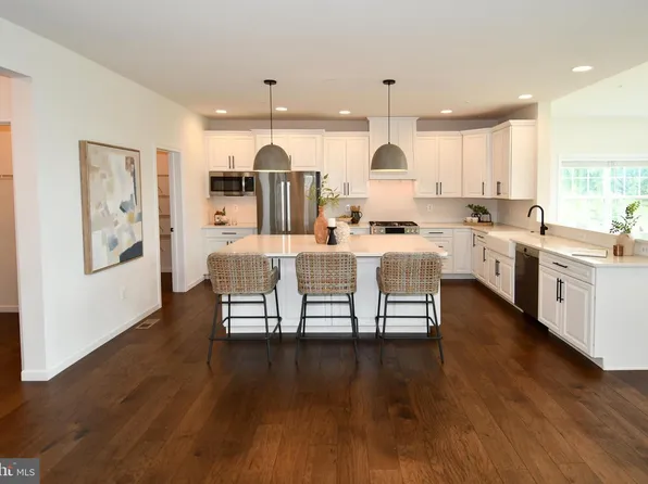 2710 Hillfield Dr, Frederick, MD 21702