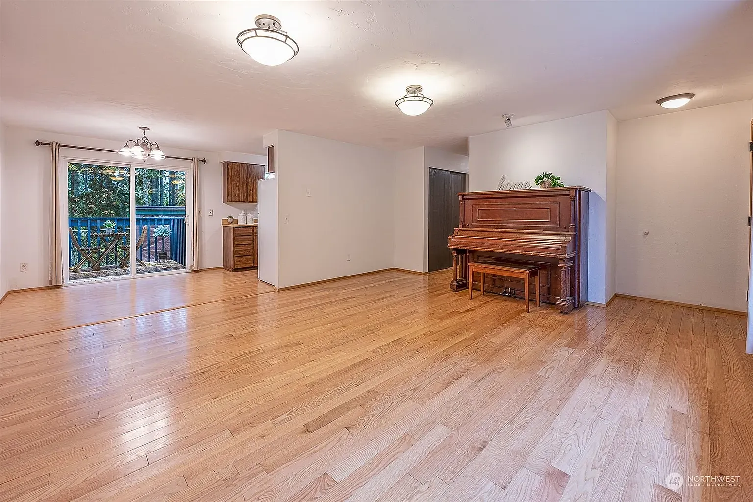 3 bed, 1008 sqft, $2,400 — Photo 3