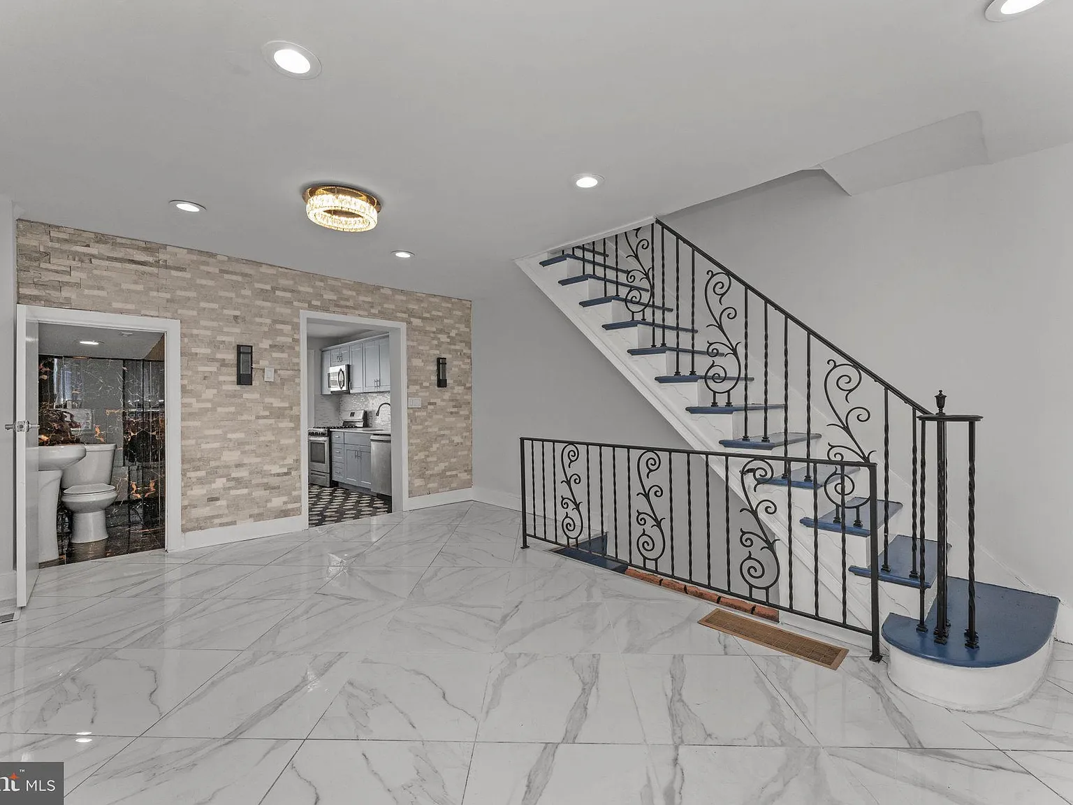 3 bed, 1.5 bath, 848 sqft, $1,750 — Photo 2