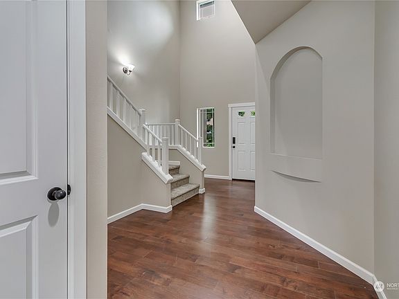 5th image of 4407 Goldcrest Drive NW