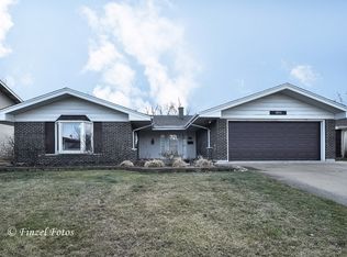 1055 Rosedale Ln, Hoffman Estates, IL 60169