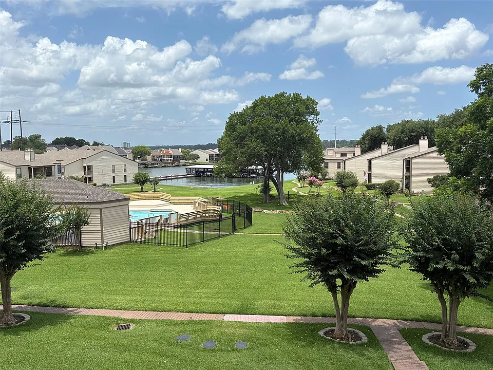 211D Lakeview Ter #211