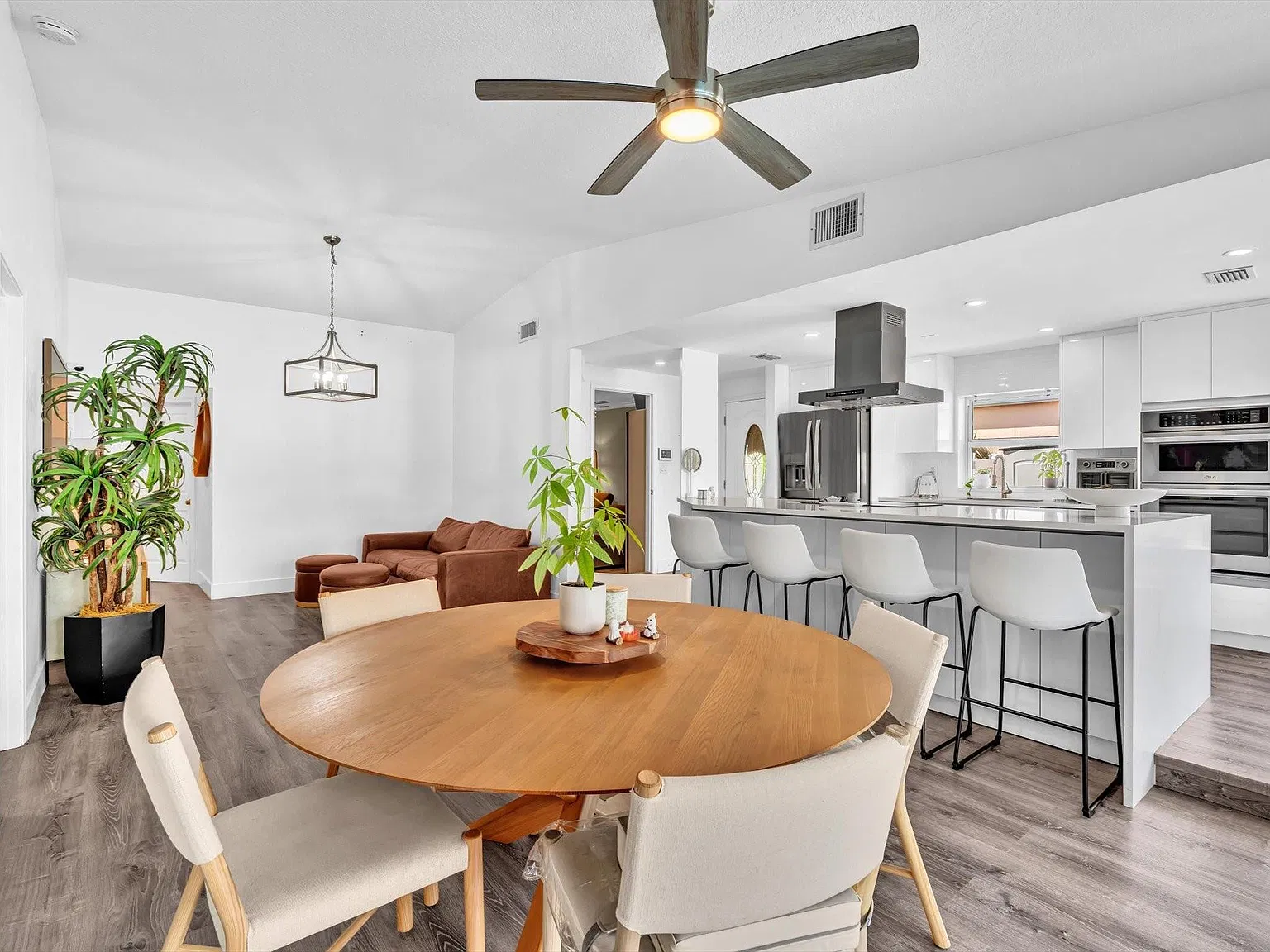 3 bed, 2.0 bath, 1294 sqft, $5,000 — Photo 4