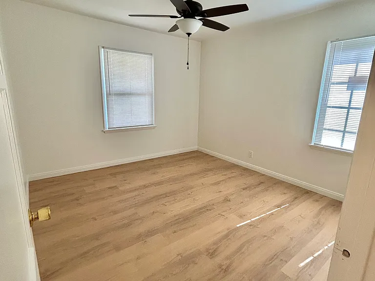 1212 W Victory Blvd — Photo 23