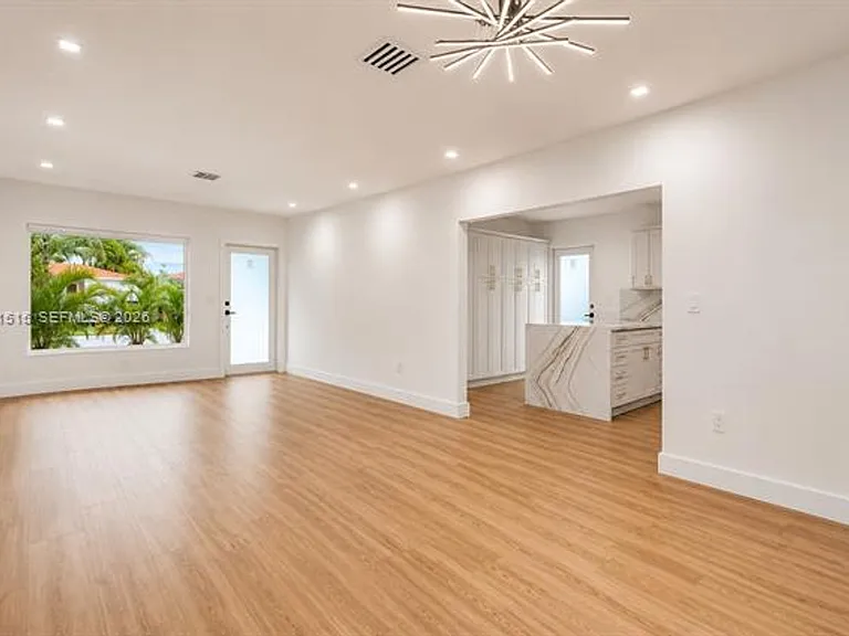 8819 Dickens Ave #8819 — Photo 15